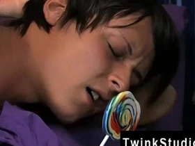 大屁股亚洲基佬电影 这个超级萌货边吃边 hairy asian men gay sex videos