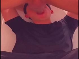 商场厕所里被运动型小伙深喉 爽爆的猎艳 asian gay sex videos in asiangaysite