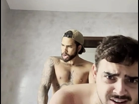 小鲜肉给兄弟爽了一把 xmaster.com asian gay sex videos