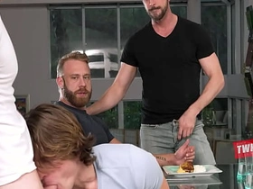 欢乐团聚引发嫩男继子互换 asian daddies gay sex videos