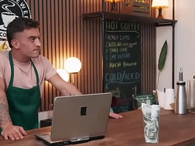 猛男片——莉莉撞见德雷克·冯和特雷弗·布鲁克斯搞逼，随后加入咖啡店激情3P gay sex videos outdoor asian