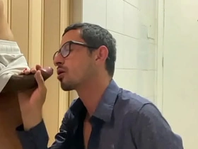 干到兴起把受的衣服撕烂，他穿着内裤跑了 gay sex videos asian hot