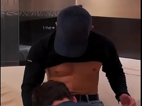 我给送气球的小哥额外小费，结果他把我操得爽翻天 asian gay young sex videos