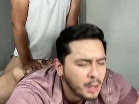 趁他老婆睡着...继父在房间里把我当婊子干 - 同志乱伦 无套内射肛交 asian gay boys sex videos downlod