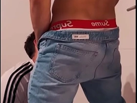 单身派对上的直男男友偷偷在派对角落操我 asian gay sex stories videos