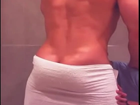 看到哥们从酒吧回来洗澡 忍不住冲进淋浴间跟他搞 sex+videos+asian+gay