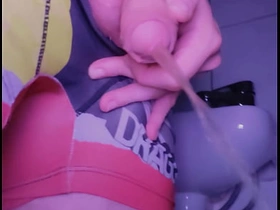 小白脸在厕所撒尿后舔自己的尿 gay sex videos asian old men