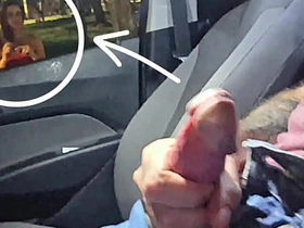 公交站台对着红发妞公开冒险自慰！ asian virgin gay sex videos