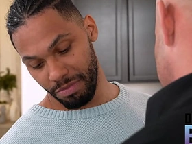 地下男孩 - 发情的托尼爬向布洛克鼓胀的裤裆 asian gay sex videos new recent latest