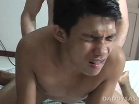 老爹猛操亚裔嫩屌本杰 asian gay daddy and son sex videos