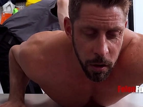 小偷只有两个选择：要么操警卫，要么在监狱里被操 wild asian gay sex videos