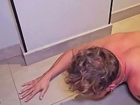 大胡子主人操烂小鲜肉的屁眼，把他当性奴使唤。BDSM狗玩羞辱高潮 asian gay boyfriend sex videos