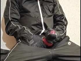 穿运动裤的骚年发情了 cute teen asian gay anal sex videos