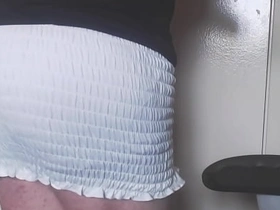 瘦弱伪娘Oso撒尿玩自己骚屁股 asian solo gay sex videos