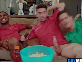 足球粉被黑白基友轮着用 asian gay army sex videos