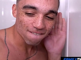 家庭嫩肉 - 看我朋友和他继父搞 hd sex videos gay asian