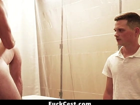 那男人毫不掩饰他青筋暴起的勃起鸡巴 - 乱伦性交 old man gay sex videos asian