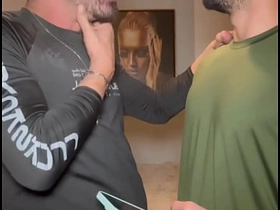 朋友看到我手机相册里的屌照非要看实物 结果忍不住直接口了起来 asian gay sex hd videos