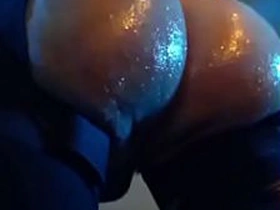 油光水滑的骚臀穿情趣内衣 xxx asian old man gay sex videos