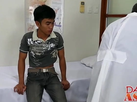 看诊时被无套中出的亚裔少年 asian gay train sex videos