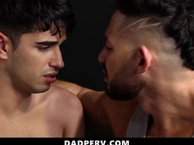 继子让继父抚弄他的鸡巴 任由其掌控 - 老爸变态 asian gay sex videos in outdoor