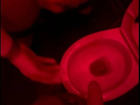 业余小帅哥在俱乐部厕所看朋友撒尿，伸手帮忙然后自己硬了... gay sex videos teen asian