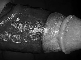 抹油的发情男人呻吟着撸他的大黑屌 gay boy sex videos asian