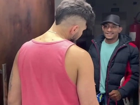 收货时让快递员上楼 他用肉棒当报酬还射了我满嘴 asian gay sex leaked videos