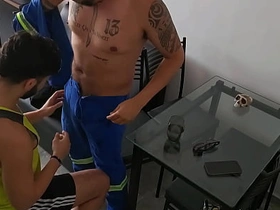 维修工来查网线却把鸡巴插进来 china gay sex videos asian gay site