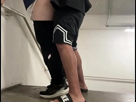 楼道贱货求楼梯间挨操，老子如她所愿狠狠干了 asian boys sex videos gay