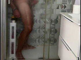 被抓到在淋浴时打飞机 射精猛烈 真实高潮 —— 被偷窥 asian girl gay sex videos