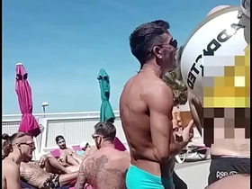 泳池边的口交盛宴：我的鸡巴是2025 Grabbys周末的主角！ asian gay sex videos asian