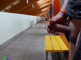 我在公共更衣室撸我厚包皮鸡巴，差点被抓到两次。 asian gay sex videos big dick