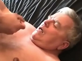 年轻亚裔射精在老爹脸上 asian gay train sex videos