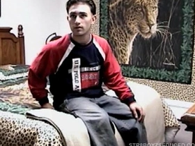 Vinnie给毛茸茸直男Paulie吹箫 asian gay newest sex videos