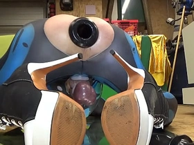 Extremeslut66 戴着隧道塞放屁，同时往屁眼里塞一根长假阳具 gay sex videos asian 18