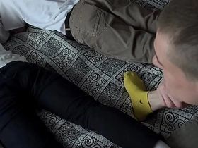 瘦仔带朋友来家玩——趁他们打游戏时，他和继父把他们全干了 asian gay sex videos in forest