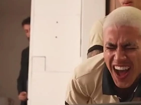 我在办公室搞同事被老板监控看到，这骚货忍不住加入了——免费看 asian gay sex videos 1