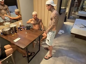 我和我哥们儿还有他朋友3P爽翻天 asian drunken gay sex videos