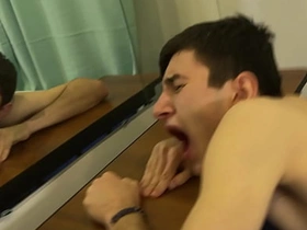 可爱摔跤少年训练时发情，直接在地板上开干——最后射进对方嘴里 hot sex xxx videos asian gay