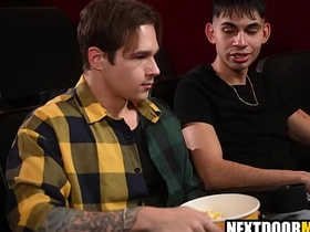 深柜男在电影院约炮基佬情人 asian gay sex videos caught