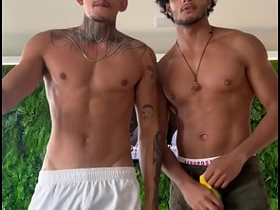 被动女装男孩被一对大屌猛男夫妻双插 asian gay homemade sex videos