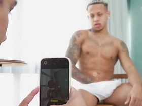 叫兄弟来拍照 结果他把我鸡巴嗦到射精 hot asian gay romance sex videos