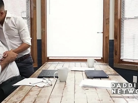 加班时间被他压在身下 asian gay piss sex videos