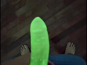 我试了霓虹避孕套 - 看它在黑暗中发光 asian homemade gay sex videos